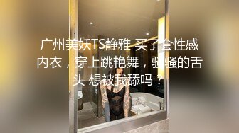 闭着眼睛手抓床单，享受大鸡巴的奋力抽插，两个年轻的妹子让大哥玩弄双飞，吃奶舔逼口交大鸡巴，多体位蹂躏