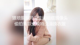 长裙高跟美女这是憋了多久